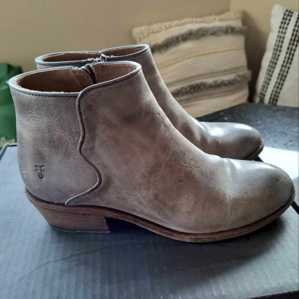 Women's Frye Carson Piping Bootie in Graphite